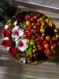 Столик с фруктами и цветами