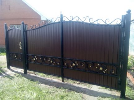 Распашные кованые ворота