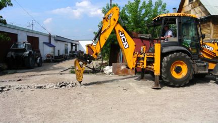 Аренда экскаватора погрузчика с гидромолотом, ковшом, вилами