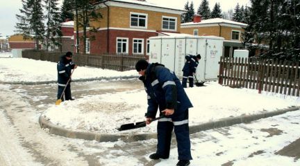 Уборка снега вручную