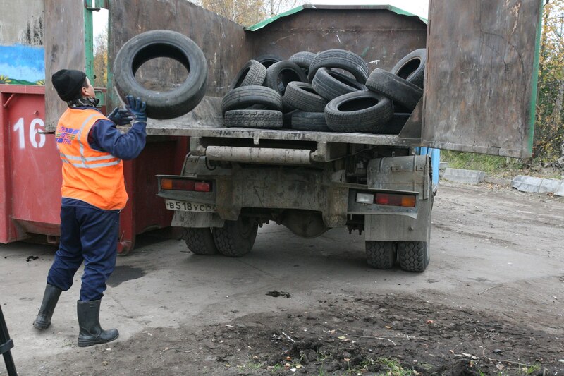 Вывоз старых покрышек в Омске