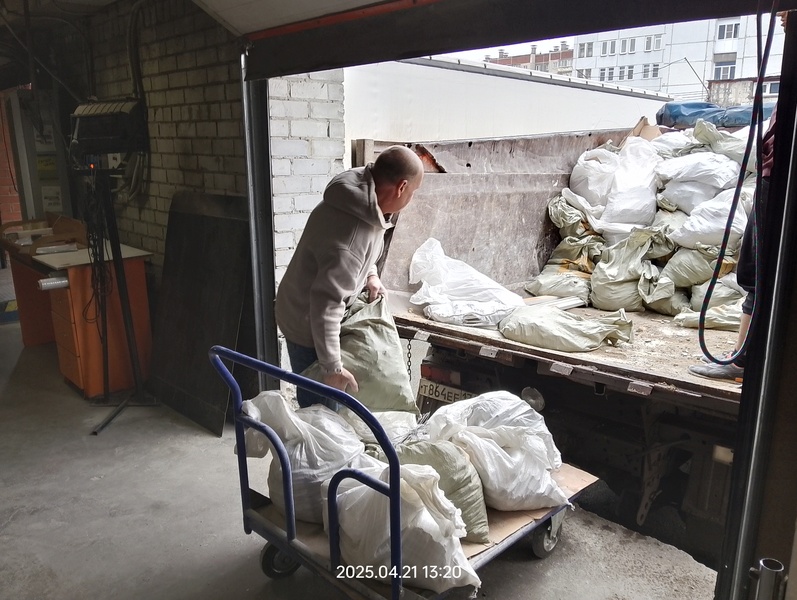 Вывоз строительного мусора. Загрузка КАМАЗА.