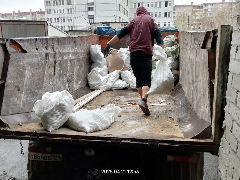 Вывоз строительного мусора. Загрузка КАМАЗА.