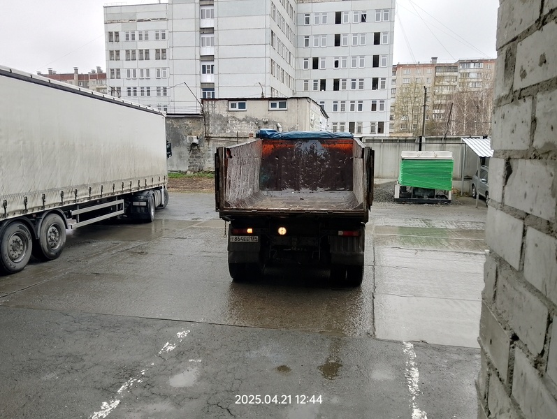 Вывоз строительного мусора. Загрузка КАМАЗА.