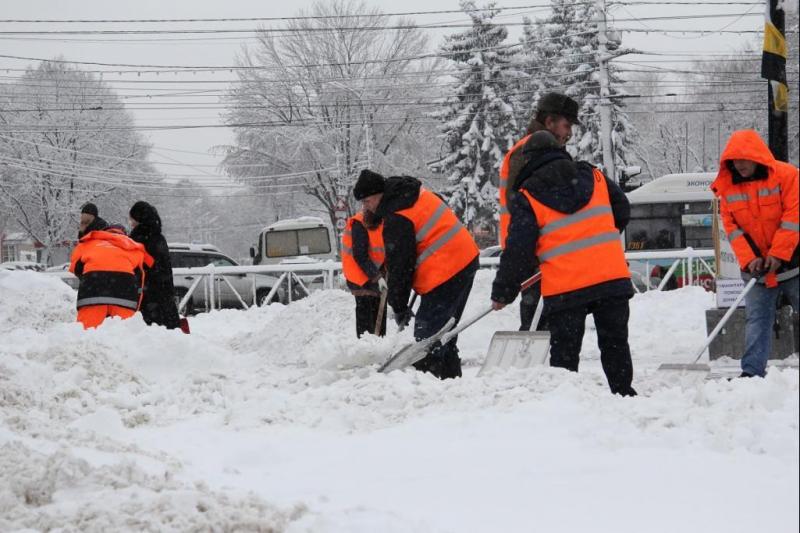 Уборка и вывоз снега с погрузкой.Ручная уборка снега.