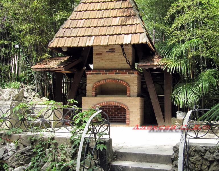 Кирпичный камин мангал-барбекю, печь садовая  печник  