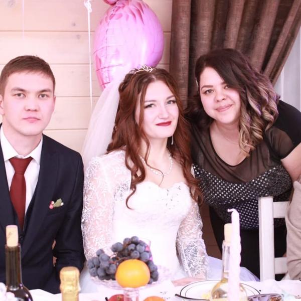Ведущая