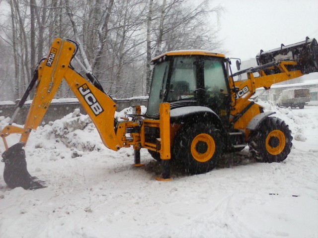 Предлагаем услуги экскаватора-погрузчика JCB 3СХ
